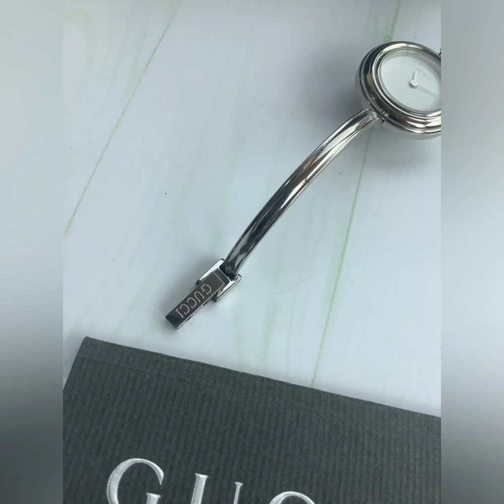 Gucci Silver Bangle Watch with Multicolor Interchangeable Bezels 💛🤍❤️